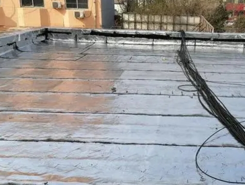 东海卫生间漏水维修公司分享下东海屋面楼顶防水刚性防水层施工要点。
